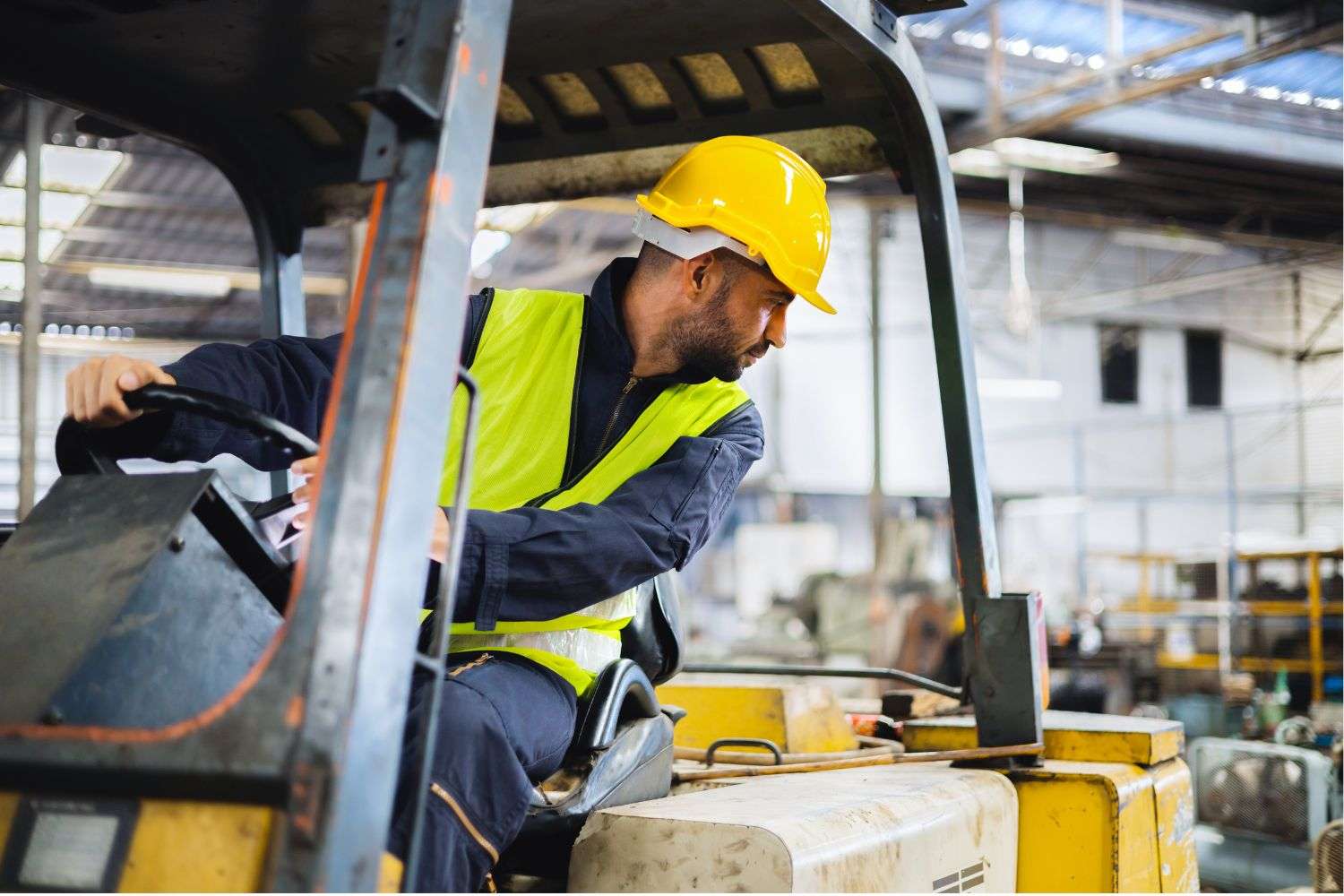 Cara Aman Mengoperasikan Forklift: Panduan Keselamatan bagi Operator